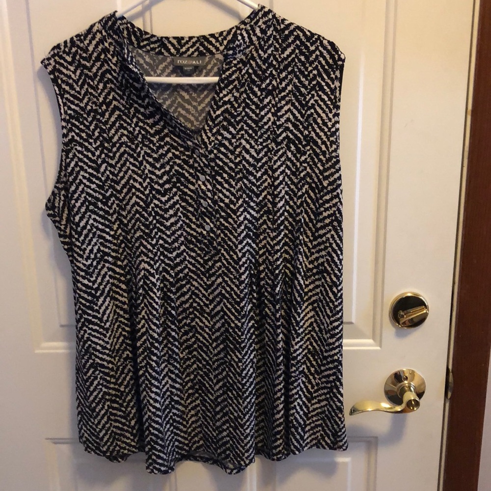 Sleeveless black and white top